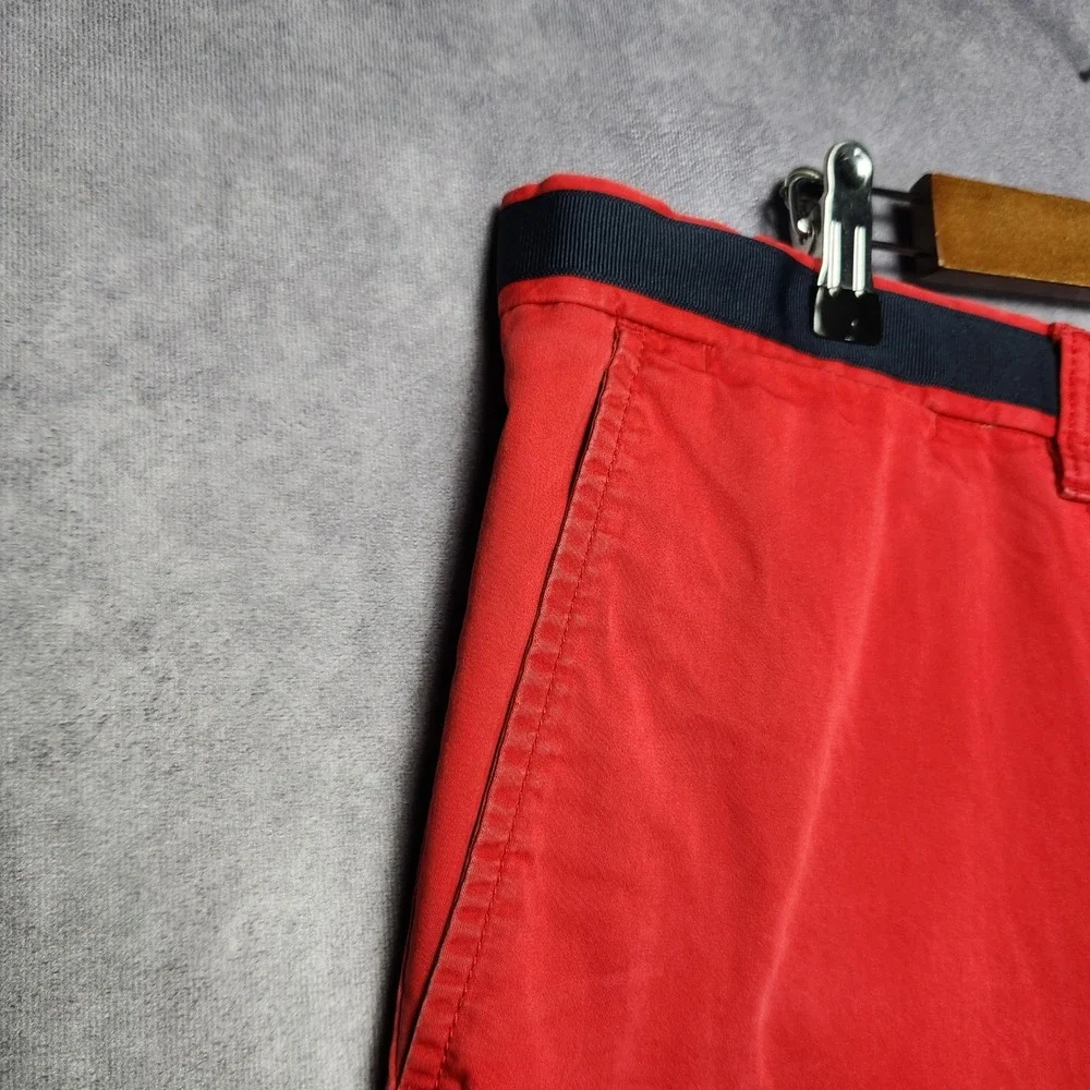 Tommy Hilfiger Mens Red Chino Shorts Navy Ribbon Trim Size 36 Flat Front Cotton